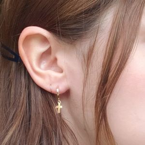 ♀️18k Dainty Cross Charm Hoop Earrings